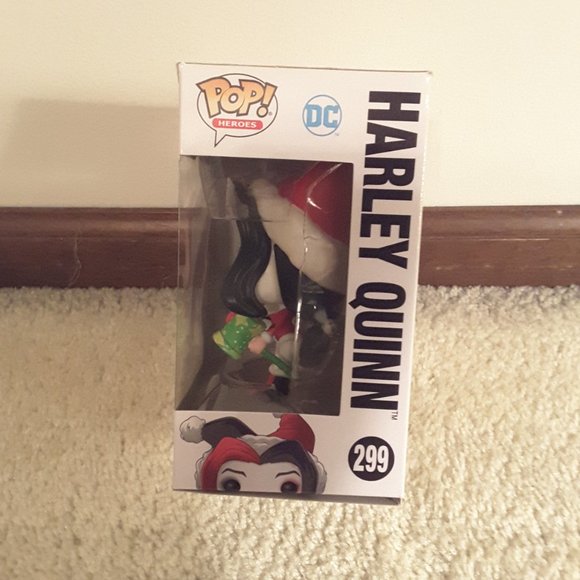 Holiday Harley Quinn Funko 299 NIB - Picture 4 of 6